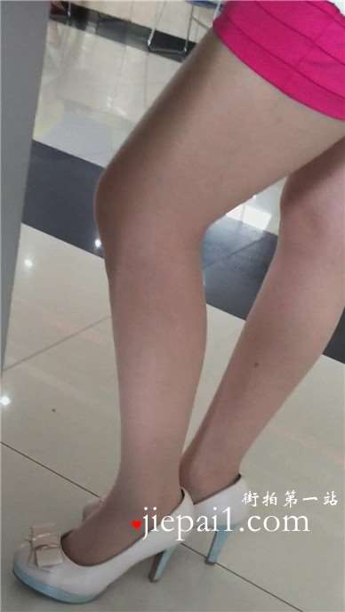 街拍美腿高跟鞋包臀裙性感美女。