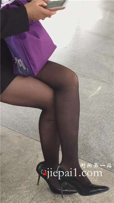 街拍黑丝美腿OL制服短发美女。