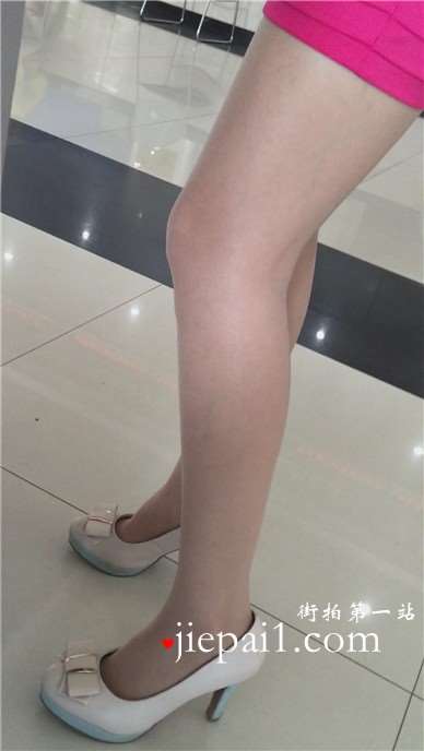街拍美腿高跟鞋包臀裙性感美女。