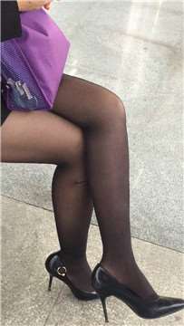 街拍黑丝美腿OL制服短发美女。
