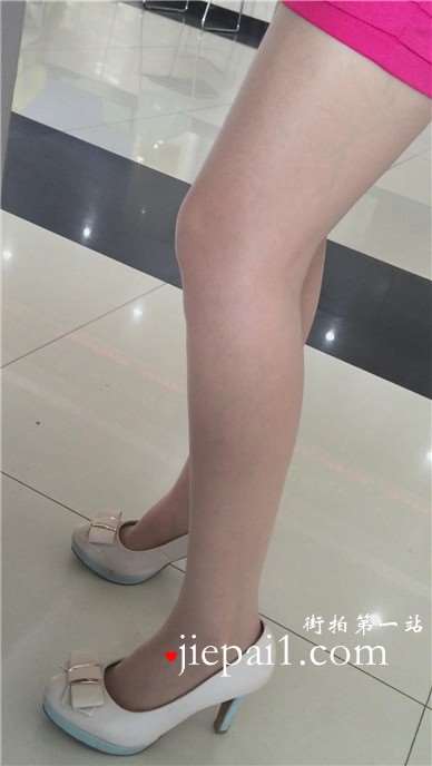 街拍美腿高跟鞋包臀裙性感美女。