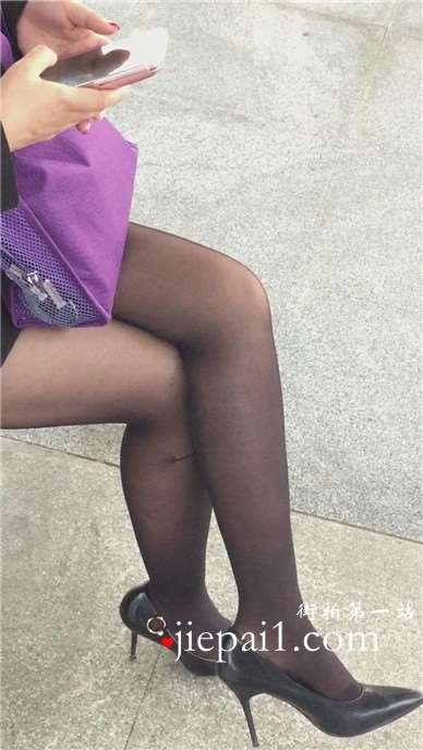 街拍黑丝美腿OL制服短发美女。
