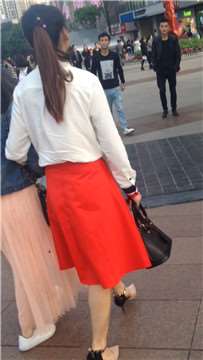 街拍极品甜美高跟美腿长裙美少妇。