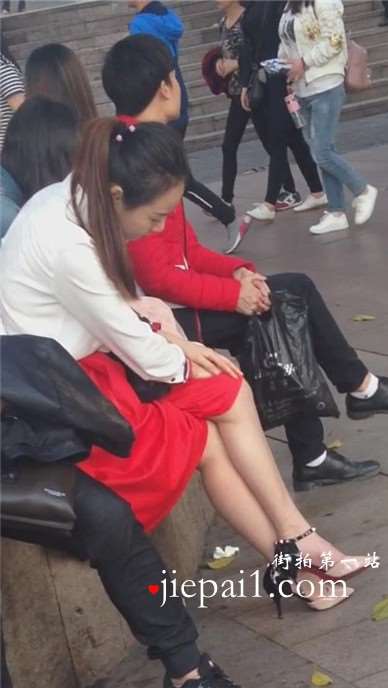 街拍极品甜美高跟美腿长裙美少妇。
