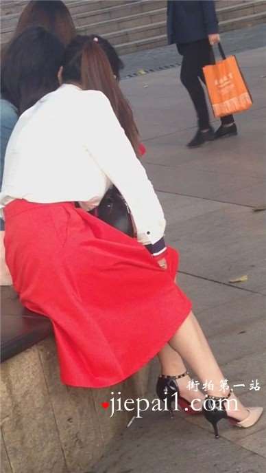 街拍极品甜美高跟美腿长裙美少妇。