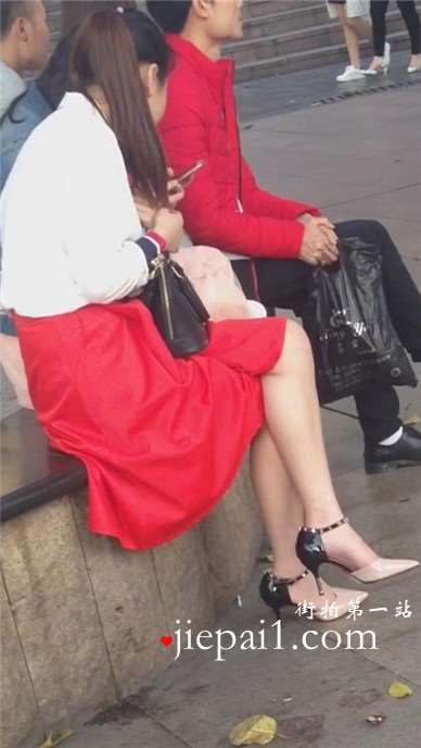 街拍极品甜美高跟美腿长裙美少妇。