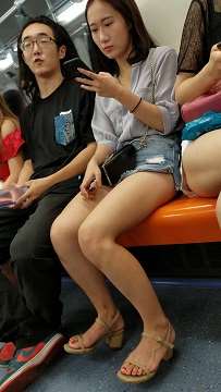4k视频，地铁街拍很符合大众审美的气质美女，人美腿更美