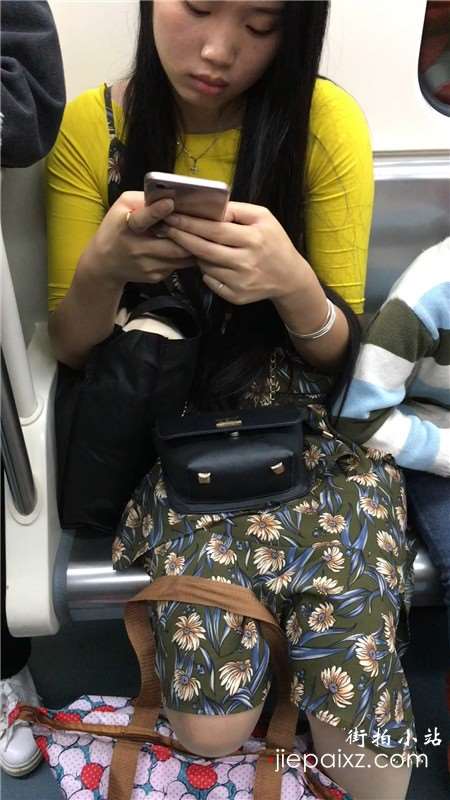地铁街拍花裙清纯气质美眉