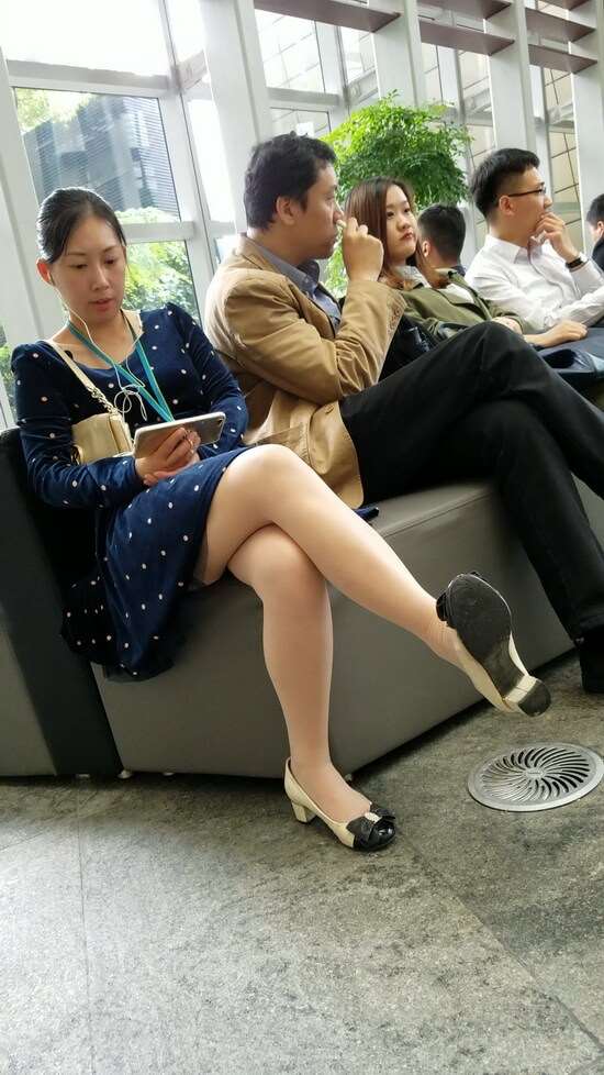 4k视频，丝袜大长腿碎花连衣裙美女，这个角度显腿长