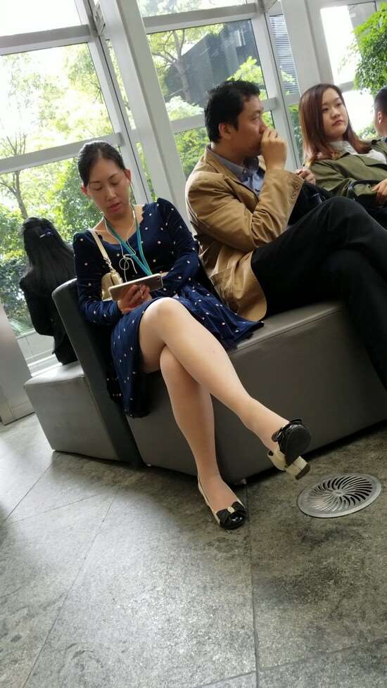 4k视频，丝袜大长腿碎花连衣裙美女，这个角度显腿长