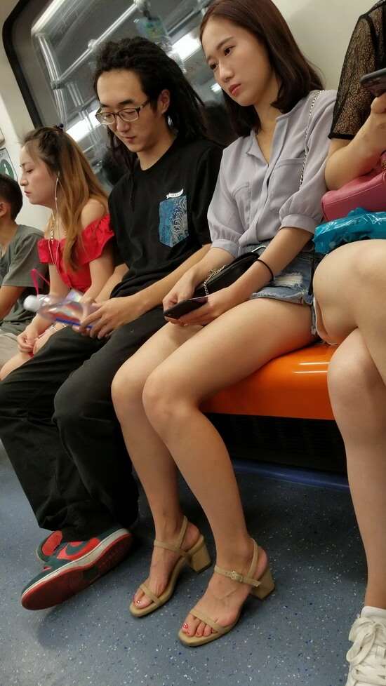 4k视频，地铁街拍很符合大众审美的气质美女，人美腿更美