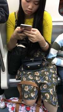 地铁街拍花裙清纯气质美眉
