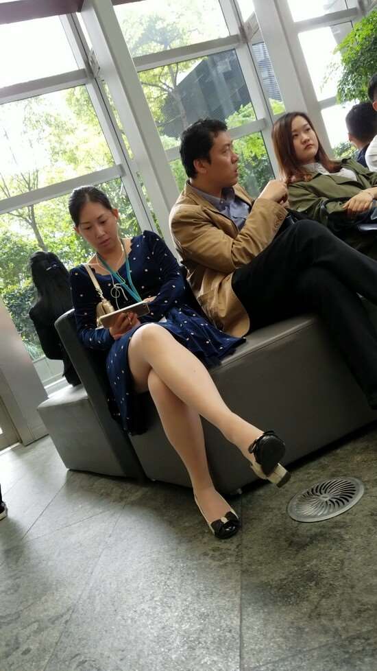 4k视频，丝袜大长腿碎花连衣裙美女，这个角度显腿长