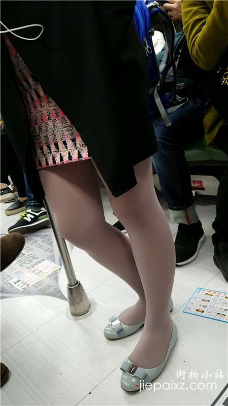 4k视频，地铁上极品丝袜美腿少妇，身材杠杠的