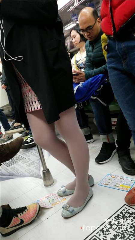 4k视频，地铁上极品丝袜美腿少妇，身材杠杠的