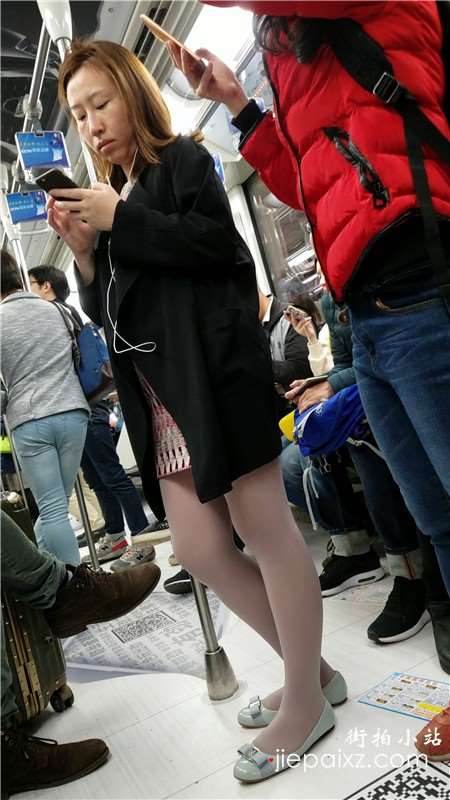 4k视频，地铁上极品丝袜美腿少妇，身材杠杠的