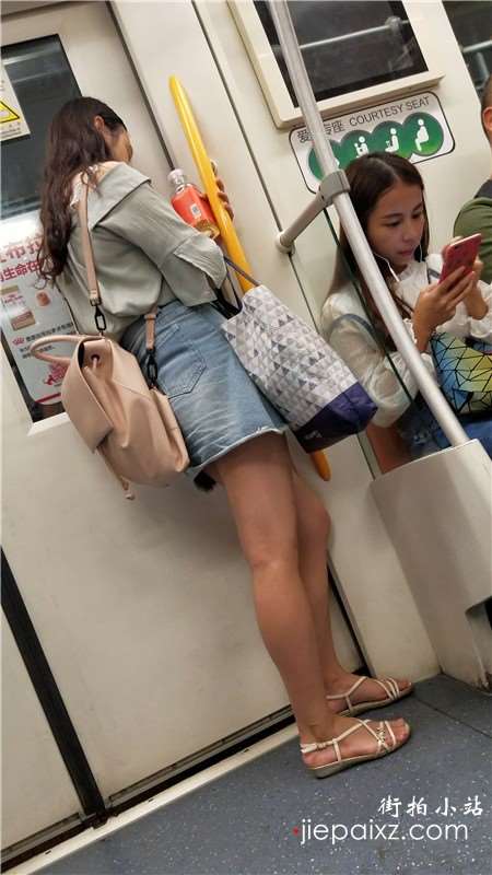 4k视频，地铁车厢街拍美腿热裤小姑娘