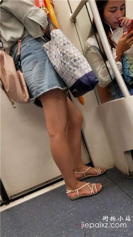 4k视频，地铁车厢街拍美腿热裤小姑娘