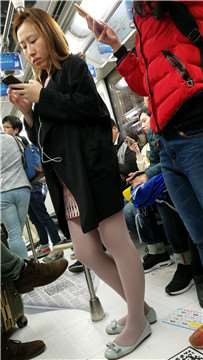 4k视频，地铁上极品丝袜美腿少妇，身材杠杠的