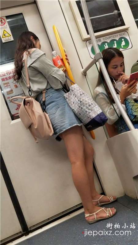 4k视频，地铁车厢街拍美腿热裤小姑娘
