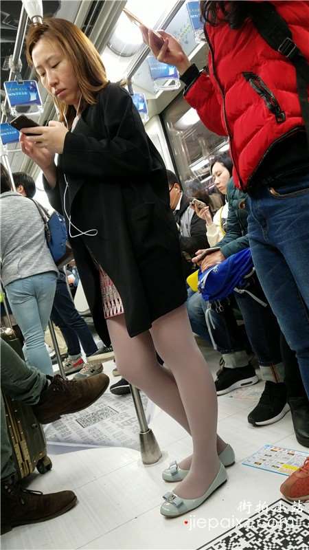 4k视频，地铁上极品丝袜美腿少妇，身材杠杠的