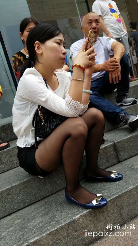 4k视频，街拍台阶上玩手机的诱人黑丝袜少妇