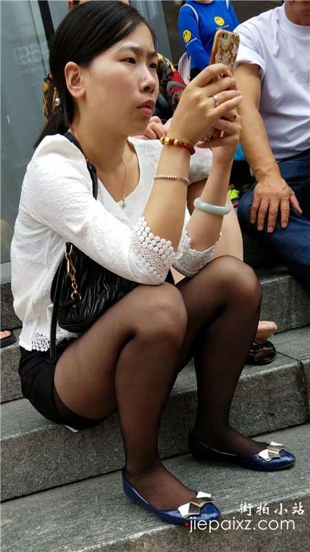 4k视频，街拍台阶上玩手机的诱人黑丝袜少妇