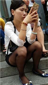 4k视频，街拍台阶上玩手机的诱人黑丝袜少妇