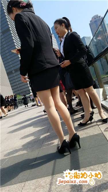 4k视频，广场上一大波高跟鞋，肉丝袜，制服职业装美女