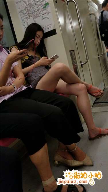 4k视频，地铁上翘腿玩手机妹子，苗条美腿很漂亮