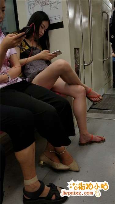 4k视频，地铁上翘腿玩手机妹子，苗条美腿很漂亮