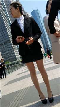4k视频，广场上一大波高跟鞋，肉丝袜，制服职业装美女