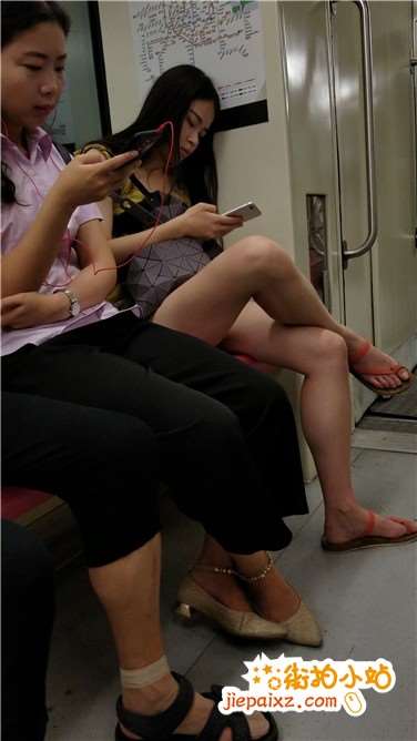4k视频，地铁上翘腿玩手机妹子，苗条美腿很漂亮
