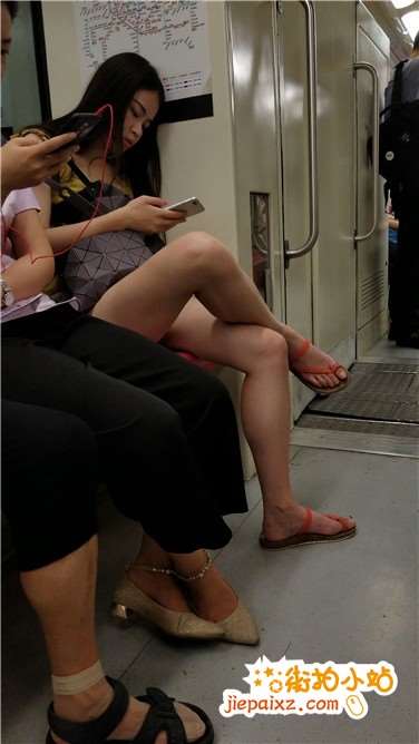 4k视频，地铁上翘腿玩手机妹子，苗条美腿很漂亮
