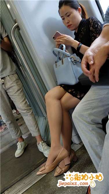 4k视频，地铁车厢拍摄蕾丝连衣裙原味高跟鞋美足少妇