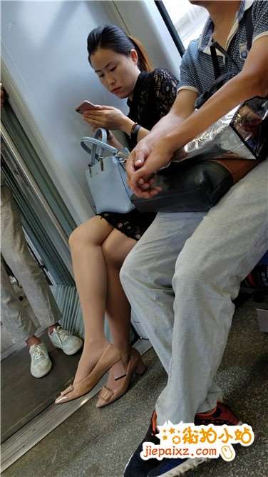 4k视频，地铁车厢拍摄蕾丝连衣裙原味高跟鞋美足少妇
