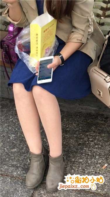 街拍丝袜短裙美腿美眉花圃边休息