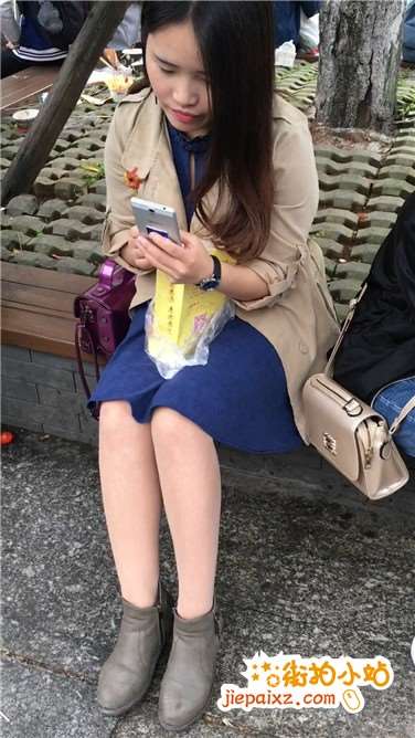 街拍丝袜短裙美腿美眉花圃边休息