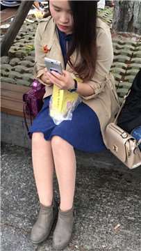 街拍丝袜短裙美腿美眉花圃边休息