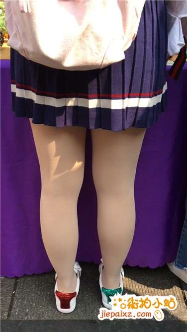 街拍丝足美腿短裙原样鞋小学妹