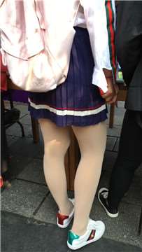 街拍丝足美腿短裙原样鞋小学妹