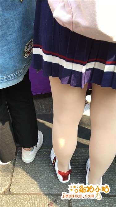 街拍丝足美腿短裙原样鞋小学妹