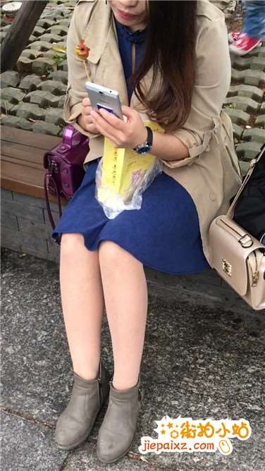 街拍丝袜短裙美腿美眉花圃边休息