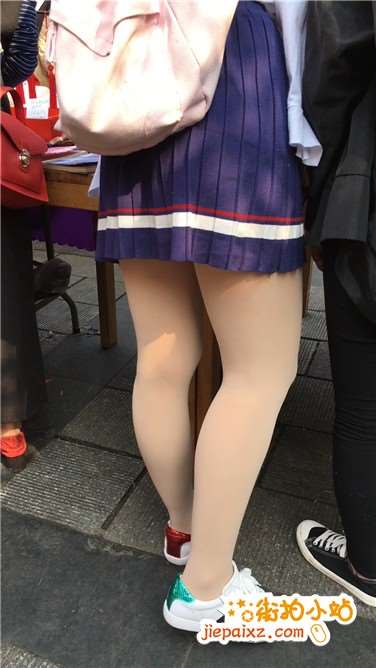 街拍丝足美腿短裙原样鞋小学妹