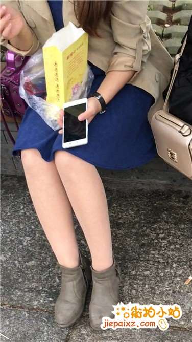 街拍丝袜短裙美腿美眉花圃边休息