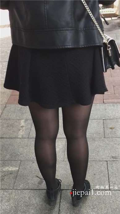 街拍黑丝短裙性感熟女姐姐