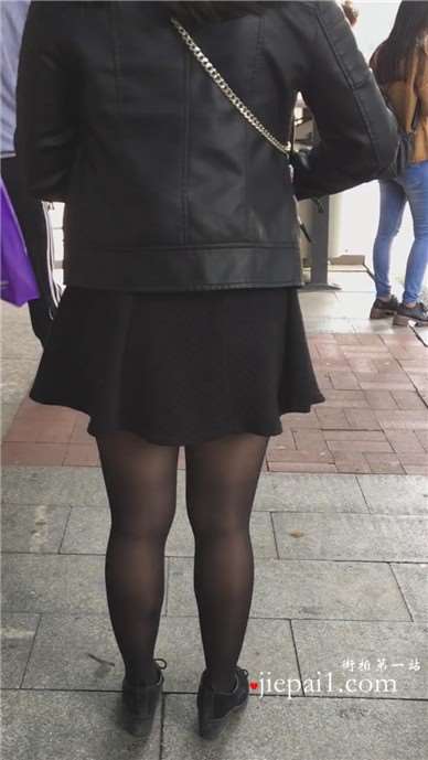 街拍黑丝短裙性感熟女姐姐