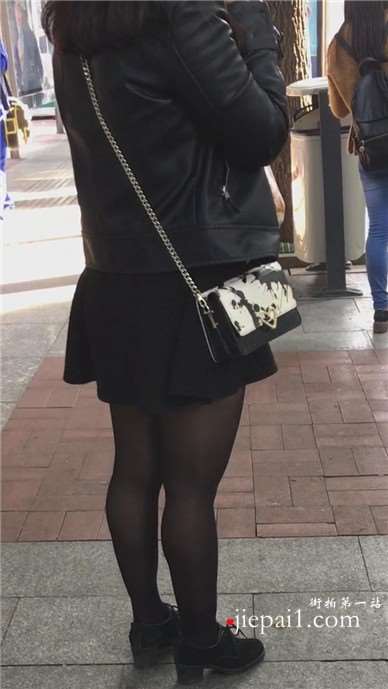 街拍黑丝短裙性感熟女姐姐