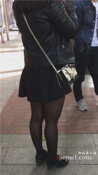 街拍黑丝短裙性感熟女姐姐
