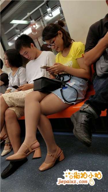 4k超清，地铁拍摄极品丝足美腿热裤美女姐姐